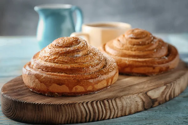 Tatlı tarçın ile ahşap tahta masada rulo