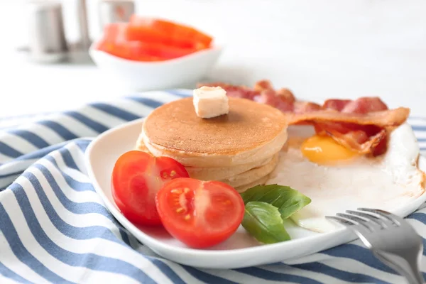 Leckeres Frühstück mit Pfannkuchen, Speck und Spiegelei auf Teller — Stockfoto