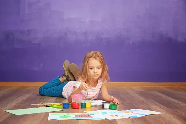 Cute little girl painting at home — Stock Photo, Image