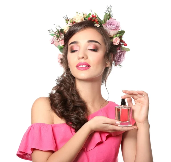 Hermosa joven con botella de perfume floral sobre fondo blanco — Foto de Stock