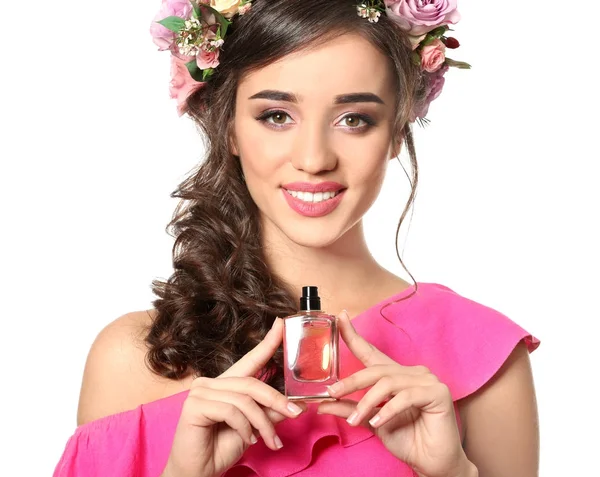 Hermosa joven con botella de perfume floral sobre fondo blanco — Foto de Stock