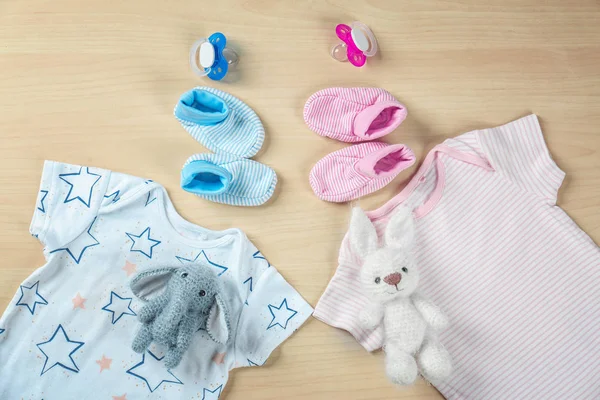 Ahşap arka plan üzerinde duş bebek için hediye