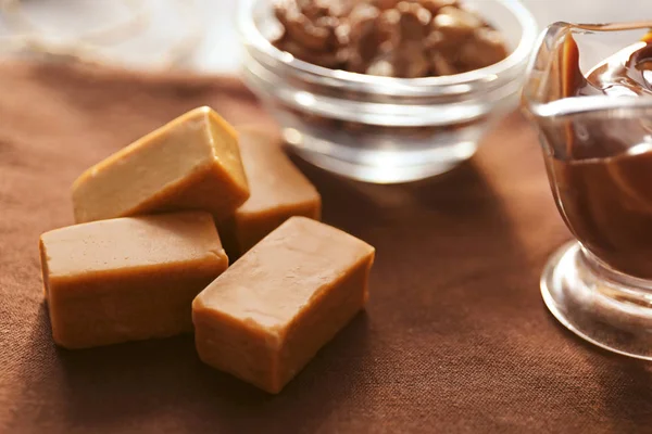 Deliziose caramelle al caramello in tavola — Foto Stock