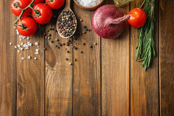 Cucchiaio con mix di pepe e ingredienti su sfondo di legno — Foto Stock