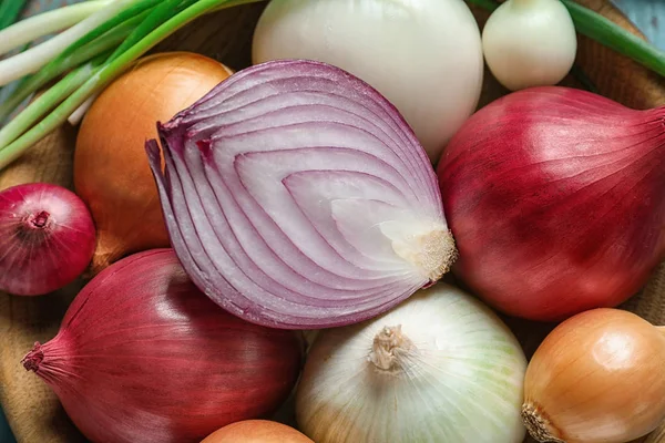 Veel verschillende uien, close-up — Stockfoto