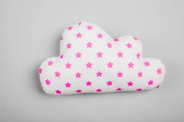 М'яка подушка у формі хмари на світлому фоні — стокове фото