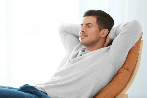 Glücklicher junger Mann entspannt zu Hause — Stockfoto
