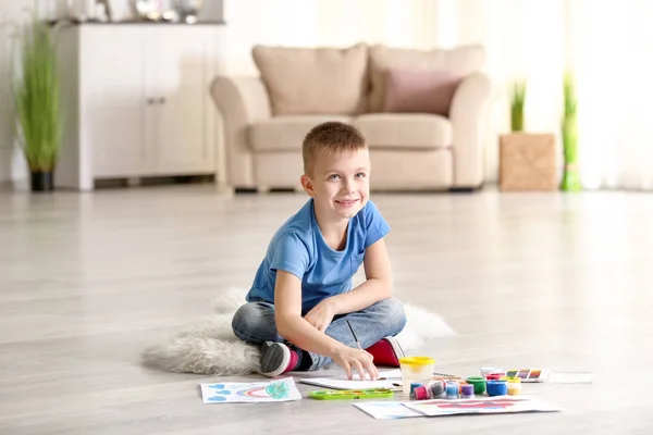 Lindo niño pintura imagen en hoja de papel, en el interior — Foto de Stock