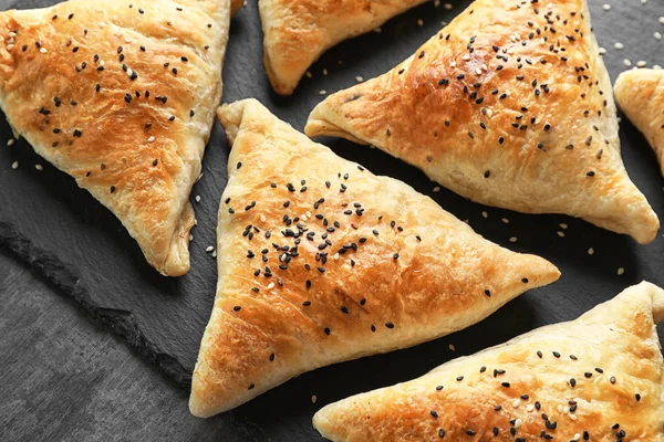 Lezzetli samosas, closeup ile kayrak plaka