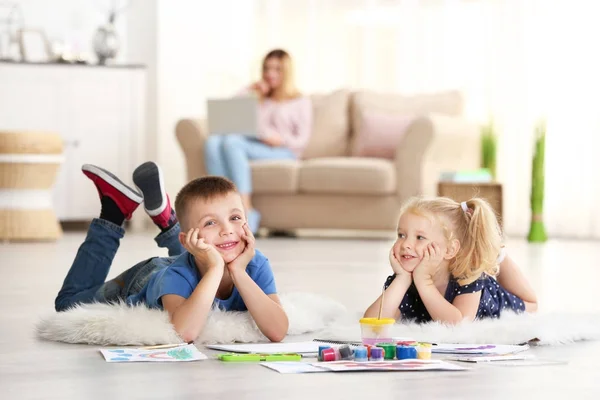 Enfants mignons peignant des photos sur des feuilles de papier, à l'intérieur — Photo