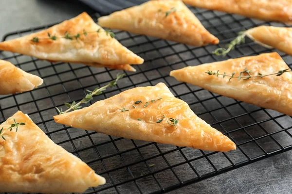 Estante de refrigeración con deliciosas samosas en la mesa — Foto de Stock