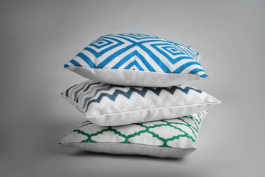 Işık arka plan üzerinde yumuşak yastık