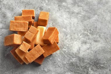 Masada lezzetli karamelli şeker