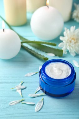 vücut üzerinde ahşap masa krem ile jar