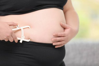 Kaliper, closeup ölçme ile kadın kilolu