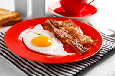 Sahanda yumurta ve domuz pastırması, closeup ile plaka