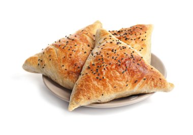 Beyaz zemin üzerine lezzetli samosas plakalı