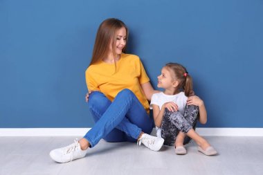 Mutlu anne ve çocuk odası renk duvara katta oturan kızı