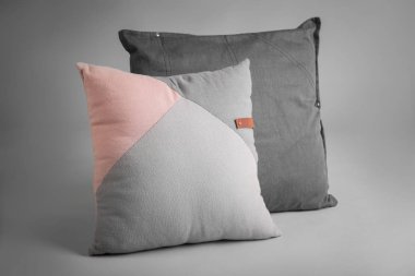 Işık arka plan üzerinde yumuşak yastık