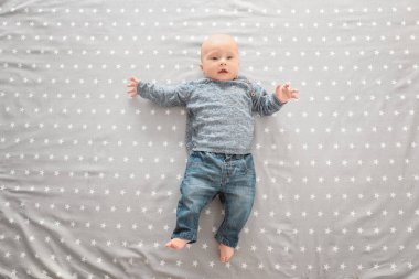 Sevimli çocuk çarşaf üzerinde