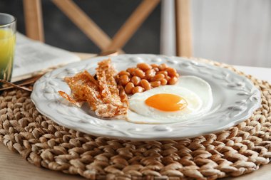 Tabak kızarmış yumurta, pastırma ve hasır peçete fasulye ile