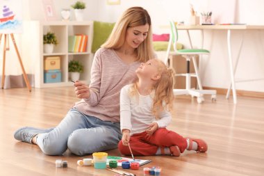 Sevimli kız boyama resmi kağıt, kapalı üzerine annesiyle