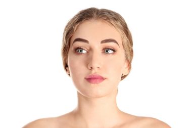 Beyaz arka plan üzerinde güzel kaşları olan kadın