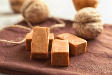 Masada lezzetli karamelli şeker