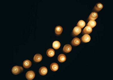 Koyu arka plan üzerinde birçok yanan mumlar