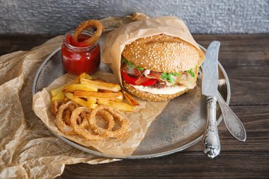 Prosciutto metal tepsi ile lezzetli burger