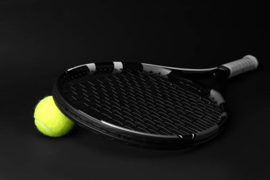 Tenis raket ve top koyu arka plan üzerinde