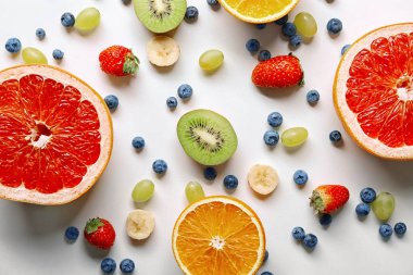 Lezzetli olgun meyve ve çilek ışık arka plan üzerinde