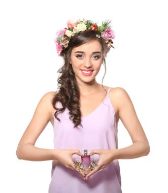 Beyaz arka plan üzerinde çiçek parfüm şişe güzel genç kadın