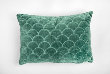 Beyaz arkaplanda yumuşak yastık