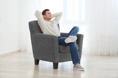 mutlu genç adam evde rahatlatıcı