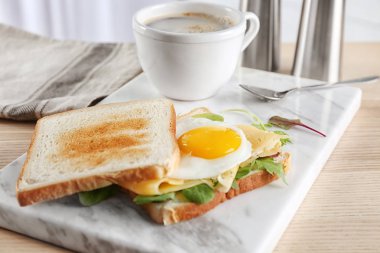 Lezzetli tost ve tablo üzerinde kızarmış yumurta ile kurulu