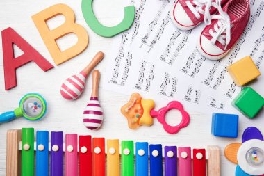 Ahşap arka plan üzerinde müzik yaprakları ile güzel kompozisyon. Bebek şarkıları kavramı
