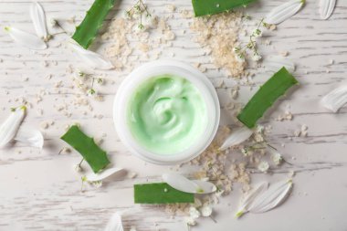 Vücut üzerinde ahşap masa krem kavanoz ile güzel kompozisyon