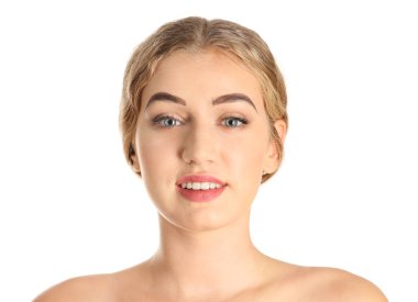 Beyaz arka plan üzerinde güzel kaşları olan kadın