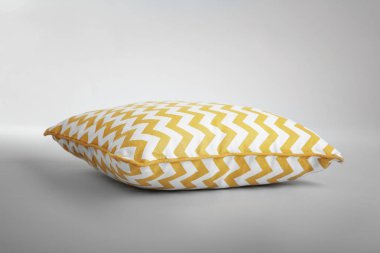 Açık renkli yumuşak yastık