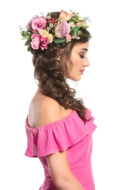 Çiçek çelenk beyaz arka plan üzerinde olan güzel kadın