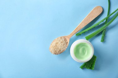 Gövde rengi arka plan üzerinde krem kavanoz ile güzel kompozisyon