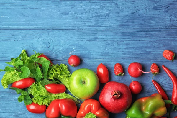 Složení různých druhů ovoce a zeleniny na dřevěné pozadí — Stock fotografie