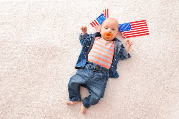 Lindo bebé con banderas americanas sobre fondo claro — Foto de Stock