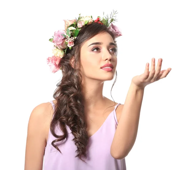 Hermosa joven con perfume floral sobre fondo blanco — Foto de Stock