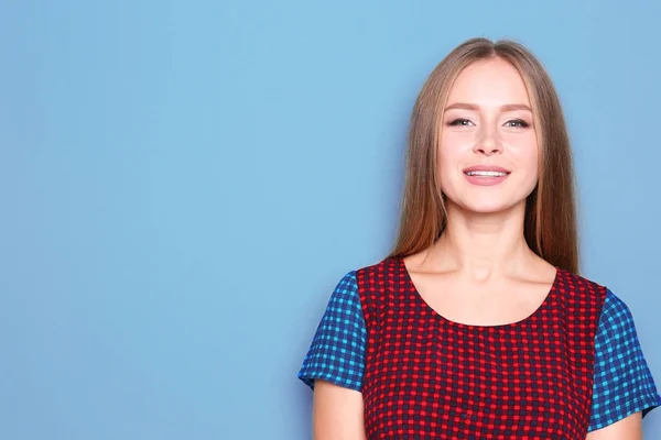 Hermosa joven sonriente mujer sobre fondo de color —  Fotos de Stock