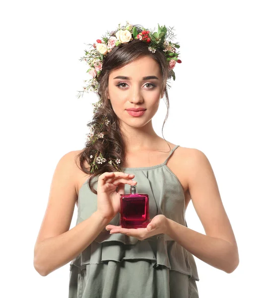 Красива молода жінка з пляшкою квіткових парфумів на білому тлі — стокове фото