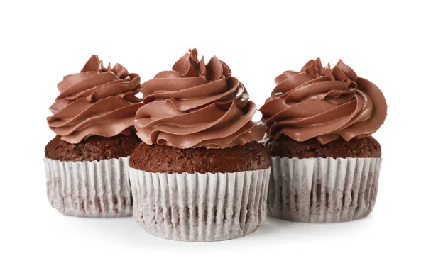 Deliciosos cupcakes de chocolate sobre fondo blanco — Foto de Stock