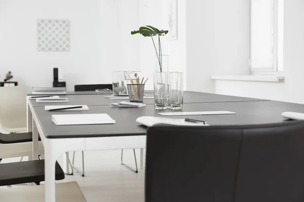 Moderne Büroeinrichtung mit großem Tisch und Stühlen — Stockfoto