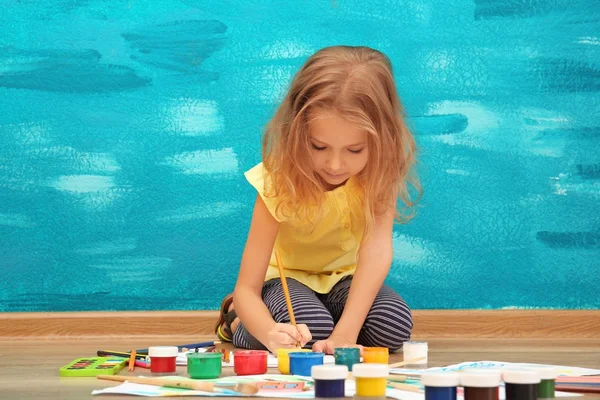 Schattig klein meisje schilderen thuis — Stockfoto